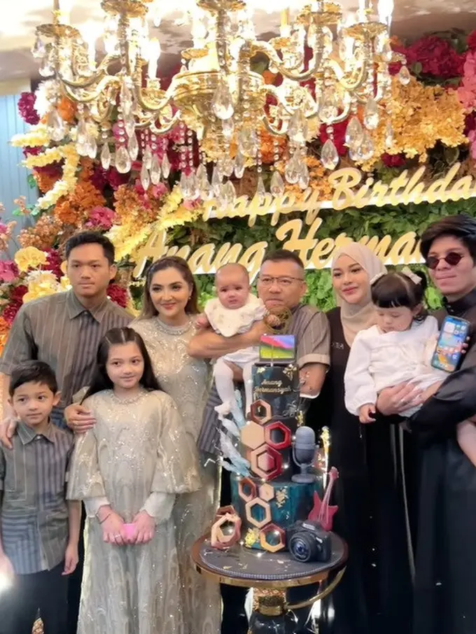 Potret Anang Hermansyah Gendong Azura di Pesta Ulang Tahun, si Kecil Anteng Meski Kondisi Rumah Ramai