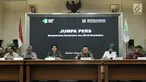 Menkes Nila Moeloek didampingi Dirut BPJS Kesehatan Fachmi Idris beserta jajaran saat menggelar konpers terkait pemutusan kerjasama antara rumah sakit yang belum terakreditasi dan BPJS Kesehatan di Jakarta, Senin (7/1). (Merdeka.com/Iqbal S. Nugroho)