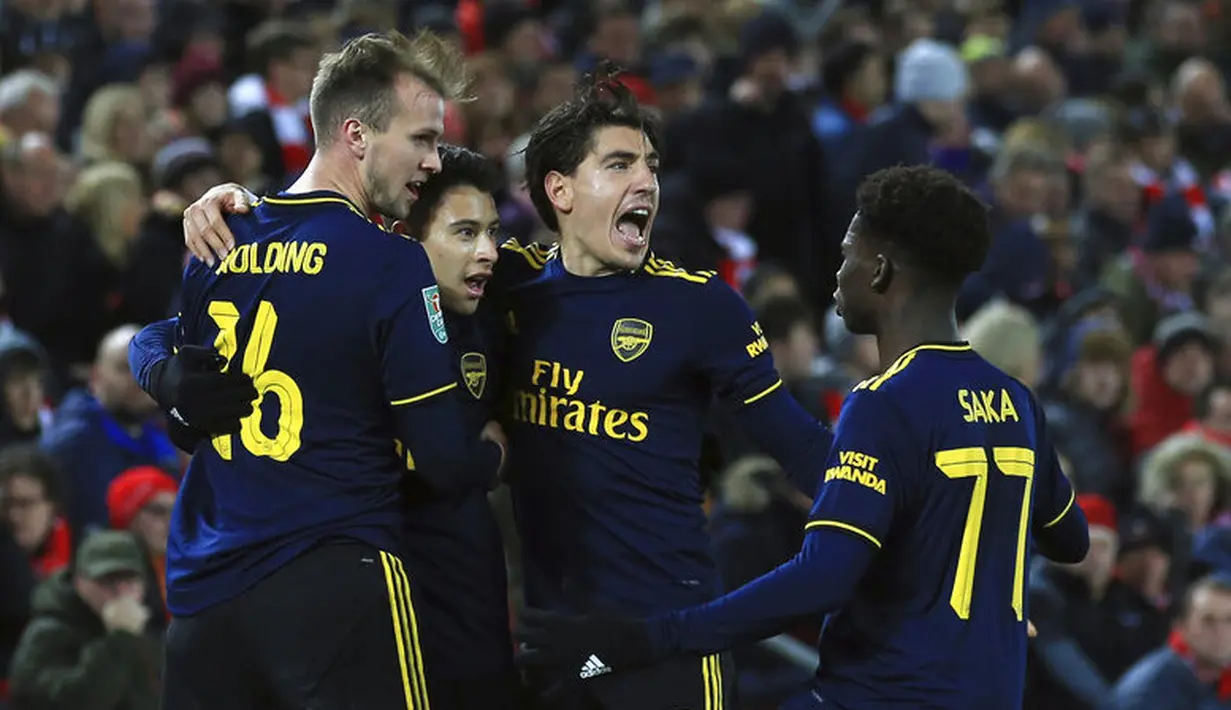 Pemain Arsenal, Gabriel Martinelli, melakukan selebrasi usai mencetak gol ke gawang Liverpool pada laga Piala Liga Inggris 2019 di Stadion Anfield, Rabu (30/10). Liverpool menang adu penalti atas Arsenal dengan skor 5-4. (AP/Jon Super)