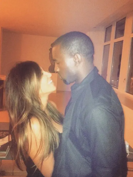 Foto ini diunggah Kim bertepatan dengan hari ulang tahun pernikahannya. Dalam foto itu, Kim menuliskan "Selamat Ulang Tahun pernikahan yang ke-2 untuk cinta di kehidupanku! Kamu membuat aku bahagia! Aku sangat cinta kamu!" (Instagram/Kimkardashian)