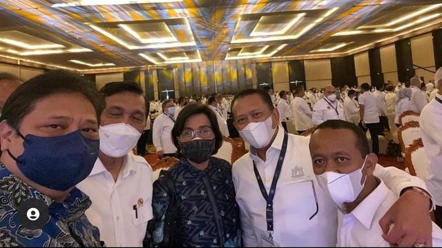 Menteri Keuangan Sri Mulyani memamerkan foto bareng Ketua MPR Bambang Soesatyo usai konflik keduanya terkait pemotongan anggaran.