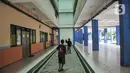 Anak-anak saat bermain di lorong salah satu tower Rusunawa Pulo Gebang Indah, Cakung, Jakarta Timur, Minggu (11/12/2022). Kepala Dinas PPAPP DKI Jakarta Tuty Kusumawati menyatakan, rusun ini menjadi prototipe pembentukan dan pengembangan RSRA dalam rangka memperingati Hari Anti Kekerasan Terhadap Perempuan Anak. (merdeka.com/Iqbal S Nugroho)