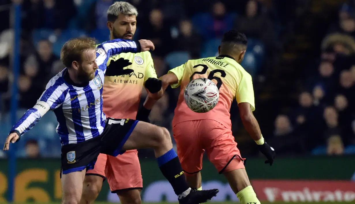 Pemain Sheffield Wednesday, Barry Bannan berebut bola dengan pemain Manchester City, Sergio Aguero dan Riyad Mahrez pada putaran kelima Piala FA di Hillsborough, Rabu (4/3/2020).Sempat kesulitan, Manchester City akhirnya menang tipis 1-0 atas Sheffield Wednesday lewat gol Aguero. (AP/Rui Vieira)