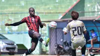 Pemain Arema, Greg Nwokolo saat uji coba melawan NZR di Stadion Gajayana Malang, Jumat, 13 Oktober 2023. (Iwan Setiawan/Bola.com)