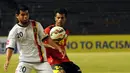 Bek timnas Timor Leste U-23, Ezequiel Dos Santos Fernandes (kanan) berebut bola dengan M Saiful Ammar bin Haji Adis (Brunei Darussalam) di laga kualifikasi grup H Piala Asia 2016 di Stadion GBK Jakarta, (31/3/2015). (Liputan6.com/Helmi Fithriansyah)