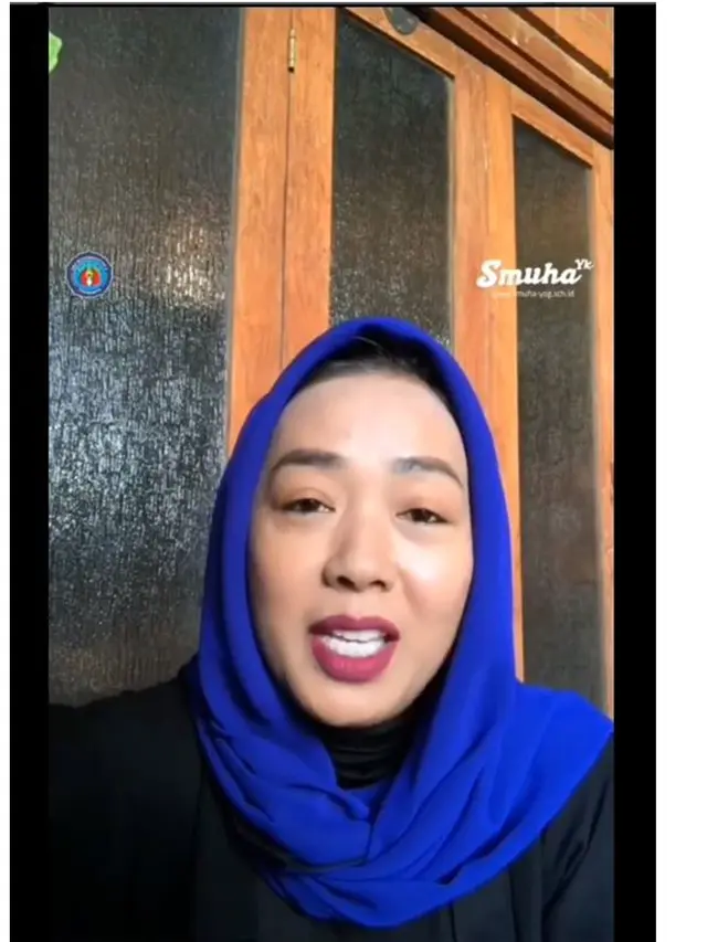 6 Potret Soimah Rayakan Kelulusan Aksa Uyun dari Bangku SMA, Tampil Sederhana