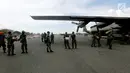 Prajurit TNI mendistribusikan bantuan logistik yang tiba di Bandara Mutiara Sis Al-Jufri, Palu, Sulawesi Tengah, Minggu (7/10). Tentara AS membantu mendistribusikan dari landasan menuju bandara. (Liputan6.com/Fery Pradolo)