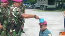 Citizen6, Karangpilang: Pada peresmian kenaikan pangkat di Yonprov-1 Mar anggota yang naik pangkat disiram dengan air kembang seperti Orientasi. (Pengirim: Budi Abdillah)