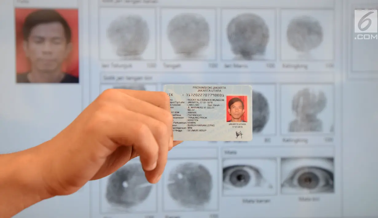 Warga binaan menunjukkan E-KTP usai melakukan perekaman di Lapas Narkotika IIA Cipinang, Jakarta, Kamis (17/1). Percepatan perekaman E-KTP ini menjadi bagian penting untuk menyukseskan Pemilu 2019 di lapas dan rutan. (Merdeka.com/Imam Buhori)