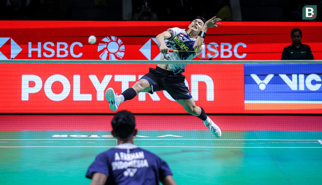 Pebulu tangkis tunggal putra Indonesia, Jonatan Christie melakukan smash ke arah kompatriotnya, Alwi Farhan dalam babak 16 besar Indonesia Open 2026 di Istora Senayan, Jakarta, Kamis (04/06/2026). (Bola.com/Bagaskara Lazuardi)
