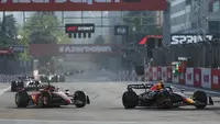 Pembalap Red Bull Racing, Sergio Perez mengungguli pembalap Ferrari, Charles Leclerc dalam Sprint Race Grand Prix Azerbaijan Formula 1 2023, Sabtu (29/4/2023) malam WIB.
