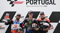 Para pembalap yang naik podium MotoGP Portugal 2022: Johann Zarco, Fabio Quartararo, dan Aleix Espargaro. (PATRICIA DE MELO MOREIRA / AFP)