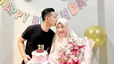 Tahun 2024 menjadi tahun pertama Larissa Chou merayakan ulang tahun bersama Ikram Rosadi. Seperti diketahui, Larissa resmi menikah dengan Ikram pada 3 September 2023. Berpose dengan mengecup kepala sang istri, sikap manis Ikram Rosadi banjir pujian dari warganet. Hanya bubuhkan tulisan sederhana di keterangan unggahannya, namun sangat bermakna dan romantis. (Liputan6.com/IG/@ikram_rsd)