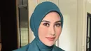 Wajahnya dipoles blush on coral di kedua pipinya, lipstik pink shining. Dam riasan mata boldnya.  [@marlenehariman]
