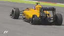 Pebalap Renault, Jolyon Palmer, mengalami pecah ban saat mengikuti latihan bebas kedua F1 GP Spanyol di Sirkuit Catalunya, Spanyol, Jumat (13/5/2016). (Bola.com/Twitter/F1)