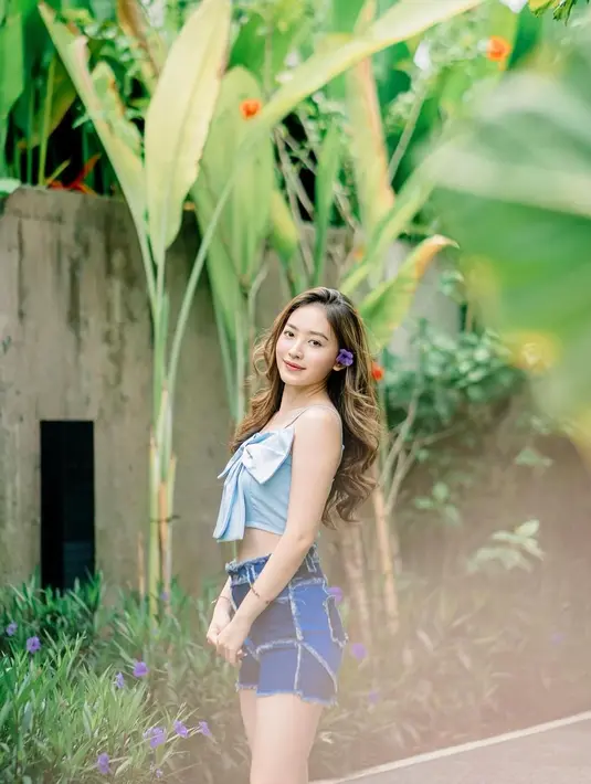 Tie crop top dan color block short pants bisa jadi inspirasi midriff style untuk musim panas. [@natashawilona12].