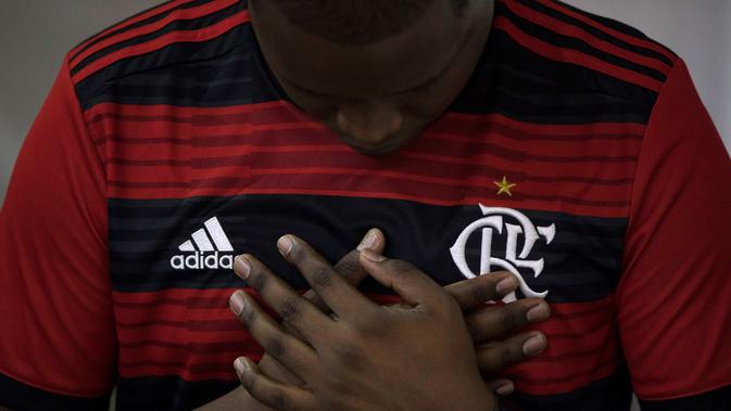 Seorang pria mengenakan jersey Flamengo berdoa saat Misa peringatan untuk para korban kebakaran di akademi sepakbola Brasil, di Rio de Janeiro, Brasil (8/2). Kebakaran tersebut menewaskan 10 pemain muda dan tiga luka-luka. (AP Photo/Leo Correa)