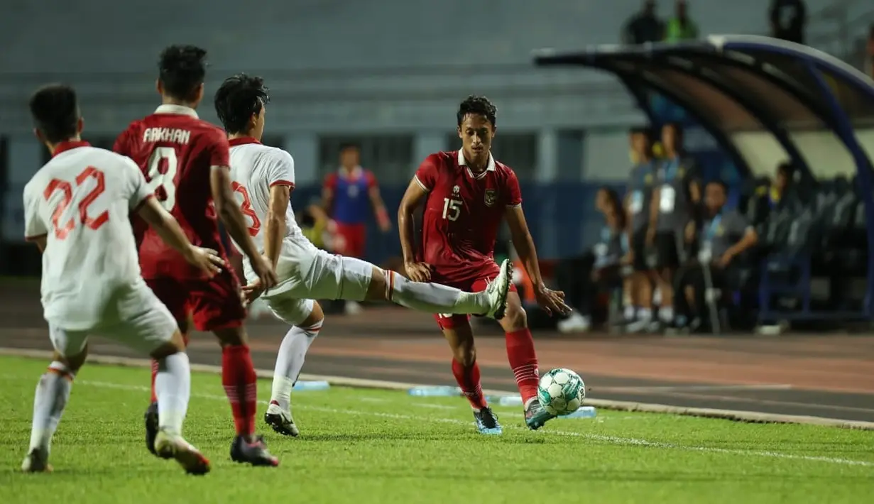 Pemain Timnas Indonesia U-23, Muhammad Haykal Alhafiz (kanan), berusaha memberikan bola kepada Arkhan Fikri (dua kiri), dalam pertandingan final Piala AFF U-23 2023 melawan Timnas Vietnam yang berlangsung di Rayong Province Stadium, Thailand, Sabtu (26/8/2023) malam WIB. (Dok. PSSI)