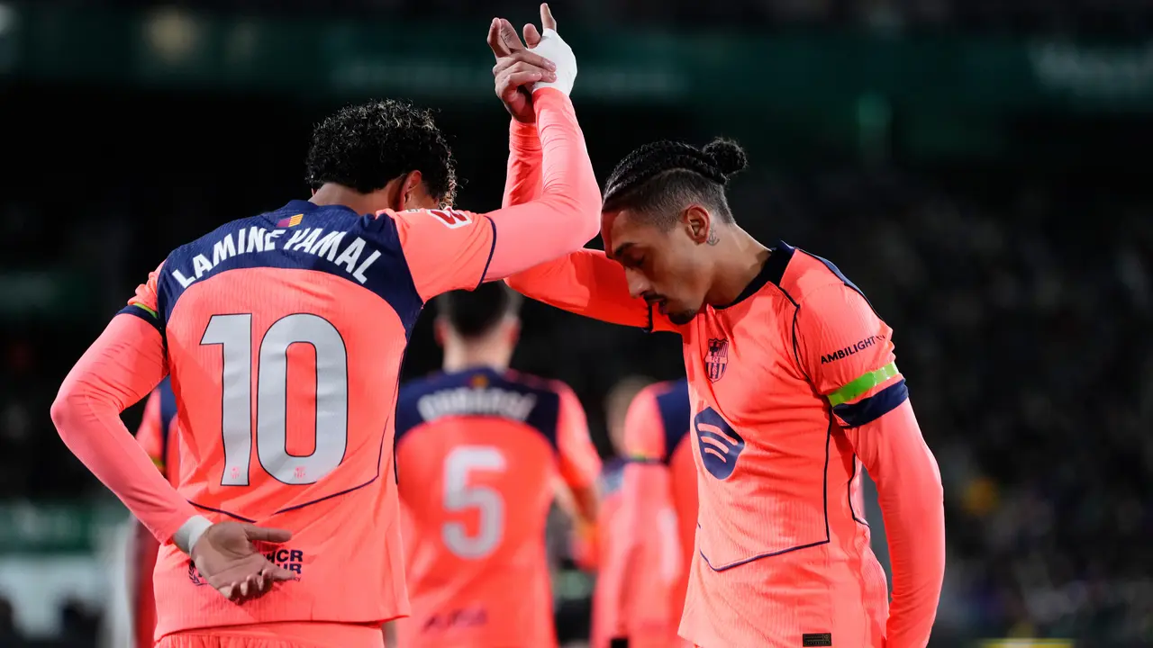 Pemain Barcelona Lamine Yamal merayakan gol bersama rekan setimnya Raphinha