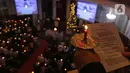 Jemaat menyalakan lilin saat mengikuti kebaktian malam Natal 2019 di Gereja Protestan Indonesia Bagian Barat (GPIB) Imanuel,  Jakarta, Selasa (24/12/2019). (Liputan6.com/Herman Zakharia)