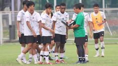 Pelatih Timnas Indonesia U-17, Bima Sakti, memberikan arahan kepada anak asuhnya saat sesi latihan di Lapangan ABC, Kompleks Gelora Bung Karno, Kamis (27/7/2023). (Bola.com/Abdul Aziz)