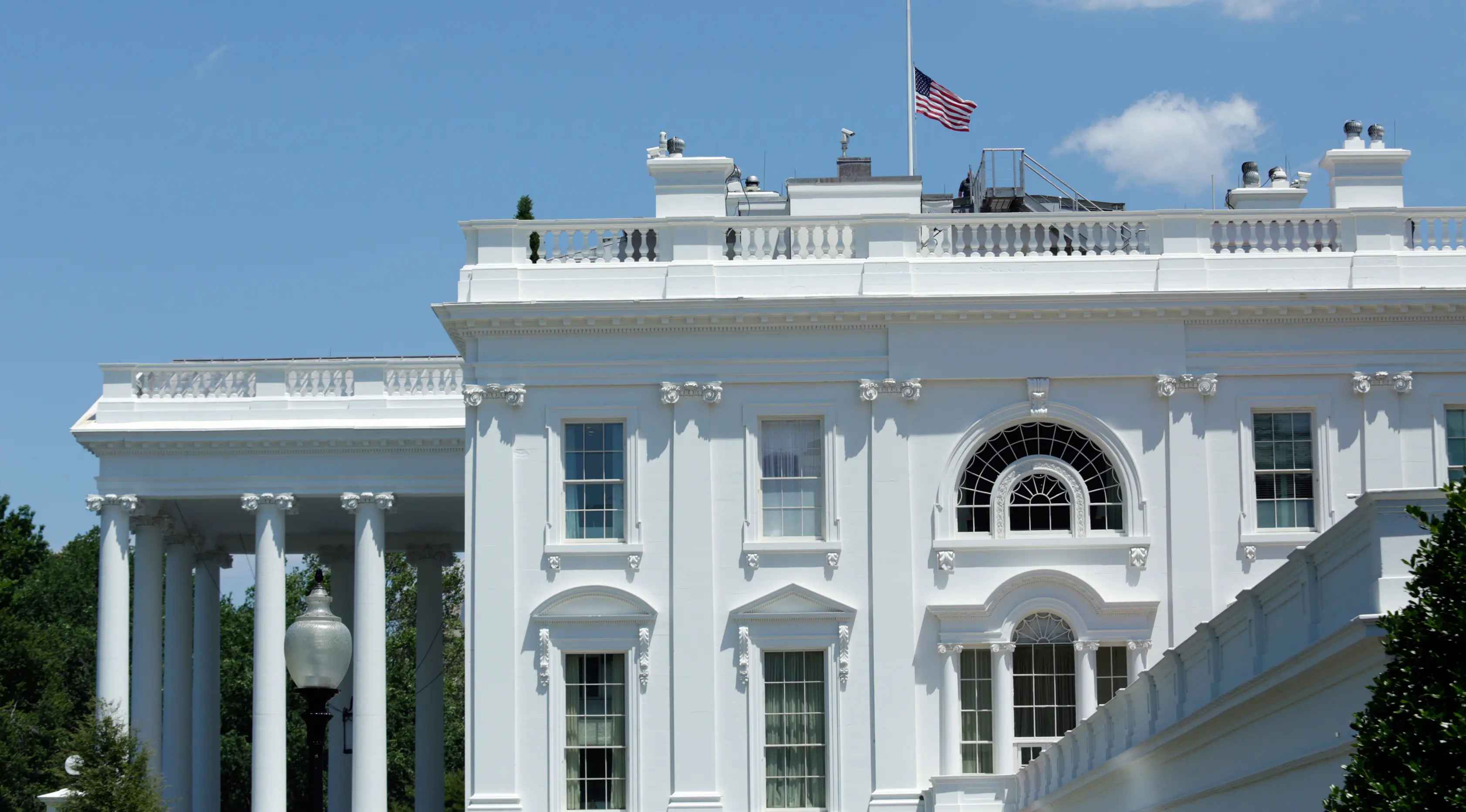 Pemandangan bendera setengah tiang di Gedung Putih, Washington DC, sebagai tanda berduka atas penembakan brutal klub gay Pulse di Kota Orlando, Florida, Amerika Serikat (AS), Minggu (12/6). (AFP PHOTO/Yuri GRIPAS)