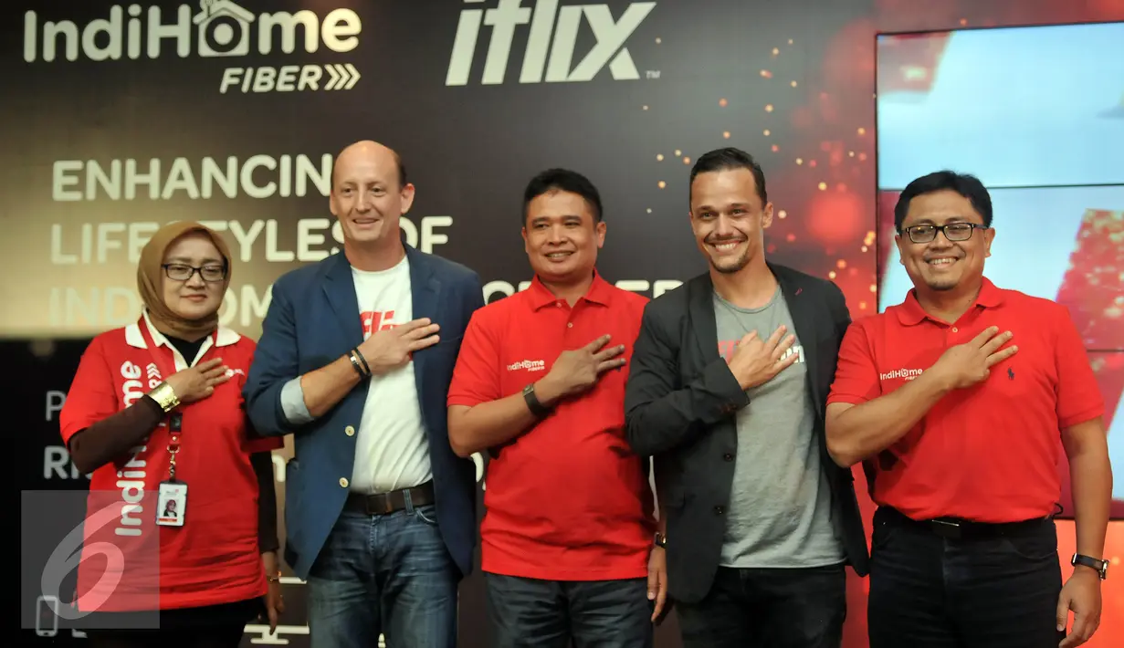 Ki-ka: Teni Agustini, Dian Rahmawan, Cam Walker, Mark Britt dan Joddy Hernady saat peresmian kerja sama Telkom dengan Iflix, Jakarta, Selasa (19/4/2016). (Liputan6.com/Johan Tallo) 
