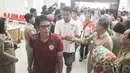 Bek Arema Cronus, Hamka Hamzah, disambut pegawai pemerintah Kota Batu saat road show trophy Piala Bhayangkara 2016. (Bola.com/Iwan Setiawan)