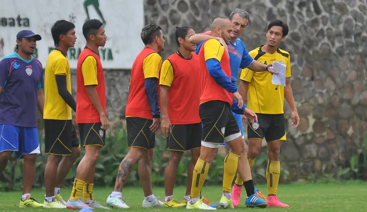 Pelatih Milomir Seslija dan pemain Arema Cronus lainnya melerai dan menenangkan emosi Kiko Insa dan Arif Suyono. (Bola.com/Kevin Setiawan).