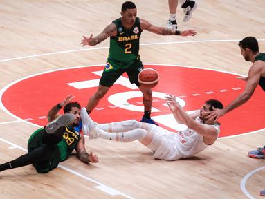 Timnas Basket Brasil memenangi laga perdana di Grup G Piala Dunia FIBA 2023 setelah mengalahkan Iran dengan skor 100-59 di Indonesia Arena, Gelora Bung Karno, Senayan, Jakarta, Sabtu (26/8/2023). Bruno Caboclo menjadi penyumbang angka terbanyak bagi Brasil dengan raihan 16 poin. Hasil ini sekaligus memperpanjang rekor tiga kemenangan beruntun Brasil atas Iran dalam tiga pertemuan terakhir di ajang Piala Dunia FIBA. (Bola.com/Bagaskara Lazuardi)