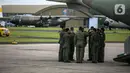 Anggota TNI AU memberi hormat sebelum mencari pesawat Sriwijaya Air SJ 182 di Lanud Halim Perdanakusuma, Jakarta, Minggu (10/1/2021). TNI AU memberangkatkan pesawat CN-295, helikopter jenis Caracal, dan helikopter Super Puma NAS-332 untuk mencari Sriwijaya Air SJ 182. (Liputan6.com/Faizal Fanani)