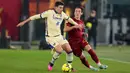 Pemain Verona Giangacomo Magnani (kiri) berebut bola dengan pemain AS Roma Edoardo Bove pada pertandingan sepak bola Liga Italia di Stadion Olimpiade Roma, Italia, 19 Februari 2023. AS Roma mengalahkan Verona dengan skor 1-0. (AP Photo/Andrew Medichini)