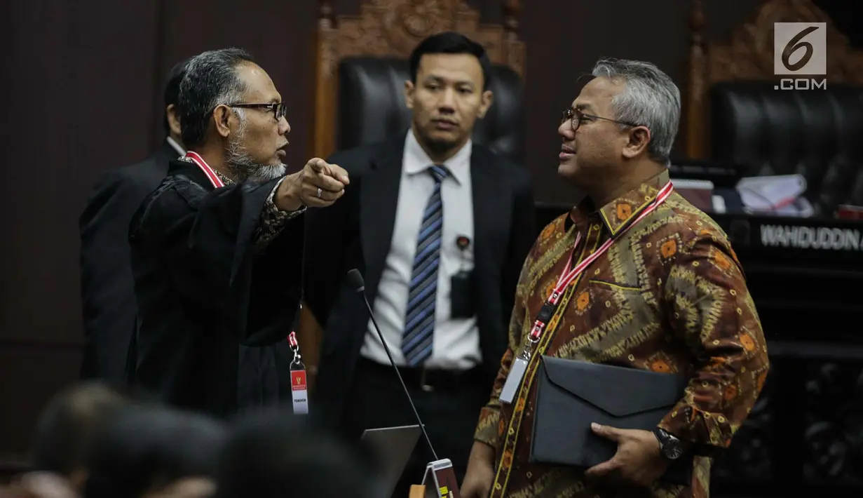 Ketua KPU Arief Budiman (kanan) berbincang dengan pemohon Ketua Tim Hukum Prabowo-Sandiaga, Bambang Widjojanto sebelum sidang sengketa Pilpres 2019 di Gedung MK, Jakarta, Selasa (18/6/2019). Sidang beragendakan mendengarkan jawaban dari termohon. (Liputan6.com/Faizal Fanani)