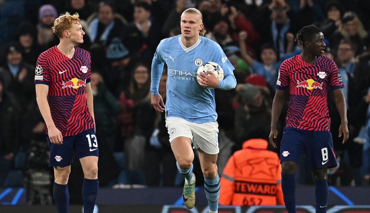 Erling Haaland yang kini tengah menjalani musim kedua bersama Manchester City total mencetak 5 gol dan 1 assist dari 5 laga. Ia absen akibat cedera pada matchday keenam Grup G saat Manchester City menang 3-2 atas Red Star Belgrade (13/12/2023). Manchester City yang mengoleksi total 18 poin hasil sapu bersih 6 kemenangan lolos ke babak 16 besar sebagai juara Grup G mendampingi sang runner-up, RB Leipzig yang mengoleksi 12 poin. (AFP/Paul Ellis)