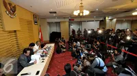 Suasana konferensi pers terkait penangkapan Ketua DPD RI Irman Gusman bersama Direktur Utama CV SW, berinisial XSS dan istrinya yang berinisial MMI di Gedung KPK, Jakarta, Sabtu (17/9). (Liputan6.com/Johan Tallo)