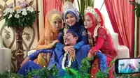 Foto seorang pria yang menikah dengan tiga orang wanita sekaligus, viral di media sosial. (Doc: Facebook/Khamaludin)