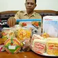 Petugas Departemen Perindustrian dan Perdagangan (Disperindag) menunjukan sejumlah produk bahan makanan dan minuman ilegal di Kantor Disperindag Surabaya, Selasa (25/8). (Antara)