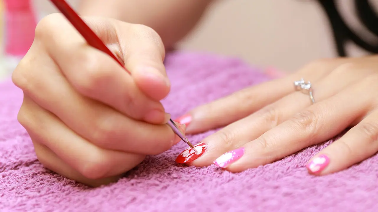 Percantik Kuku dengan Nail Art di Hari Valentine