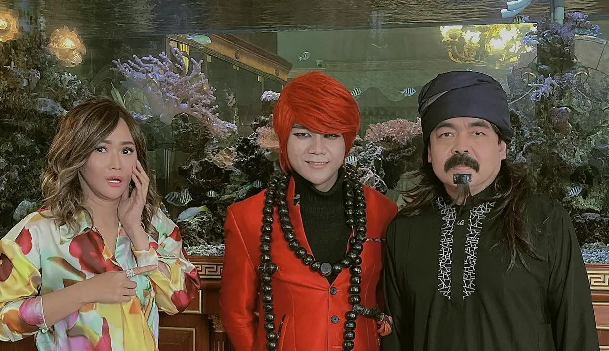 Adam Suseno berpose bersama Pesulap Merah. Dia cosplay menjadi dukun. (Foto: Instagram/ inul.d)