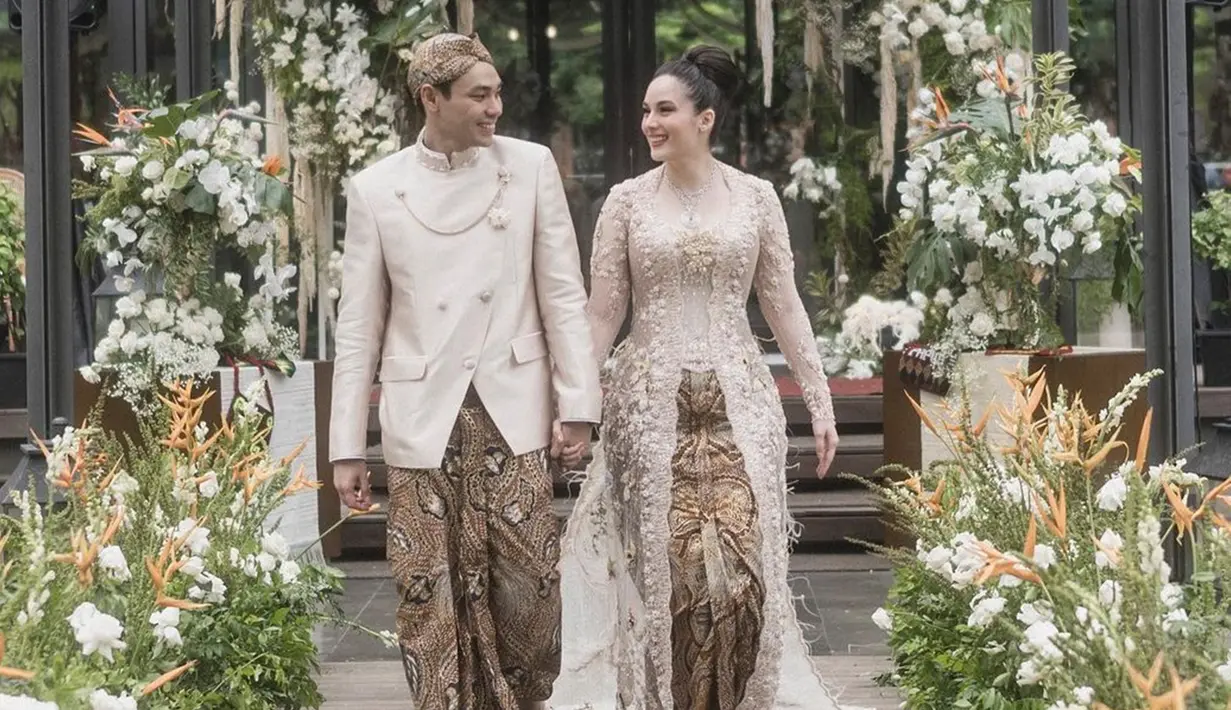 Sebelum menggelar lamaran resmi pada Oktober 2022, Chelsea Islan sudah dilamar oleh Rob Clinton Kardinal secara romantis saat mereka liburan di Bali. Dua bulan setelah lamaran, pasangan ini pun resmi menikah. Resepsi pernikahan keduanya berlangsung pada 8 Desember 2022 di Gereja Katedral, Jakarta. (Liputan6.com/IG/@robclintonkardinal)