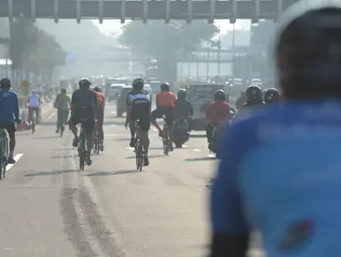 Warga bersepeda mengisi hari libur di kawasan Jakarta, Rabu (26/5/2021). Manfaatkan libur hari Raya Waisak 2565 BE, banyak warga memilih bersepeda untuk mencari kebugaran. (merdeka.com/Imam Buhori)