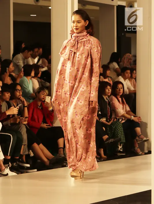 Puteri Indonesia 2017 Bunga Jelitha memperagakan busana karya perancang Tities Sapoetra dalam Fashion Nation 2018, Jakarta, Jumat (20/4/). (Liputan6.com/Herman Zakharia)