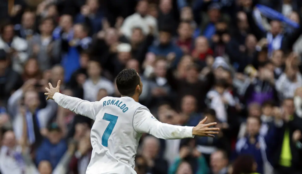 Striker Real Madrid, Cristiano Ronaldo, melakukan selebrasi usai mencetak gol ke gawang Sevilla pada laga La Liga di Stadion Santiago Bernabeu, Minggu (10/12/2017). Real Madrid menang 5-0 atas Sevilla. (AP/Francisco Seco)