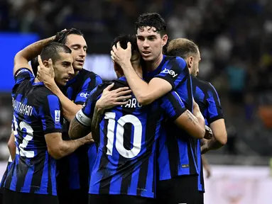 Penyerang Inter Milan #10 Lautaro Martinez berselebrasi dengan rekan setimnya setelah mencetak gol ke gawang Monza pada pekan perdana Serie A 2023/2024 digelar di Giuseppe Meazza, Minggu (20/8/2023) dini hari WIB. (BONOTTO / AFP)