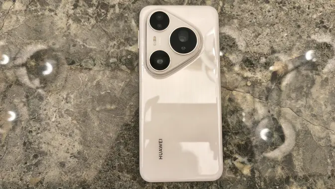 <p>Huawei Pura 80 Pro varian Glazed White. (Liputan6.com/ Anka Fergy Agustian)</p>