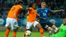 Gelandang Belanda, Georginio Wijnaldum, berusaha mengecoh kiper Estonia, Sergei Lepmetz, pada laga Kualifikasi Piala Eropa 2020 di Talinn, Estonia, Senin (9/9). Estonia kalah 0-4 dari Belanda. (AFP/Raigo Pajula)