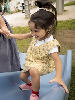 Mengajak anak aktif bergerak bukan hanya soal kesehatan fisik saja namun juga menjadi kunci utama dalam menstimulasi kecerdasan otak. [Dok/Freepik.com].