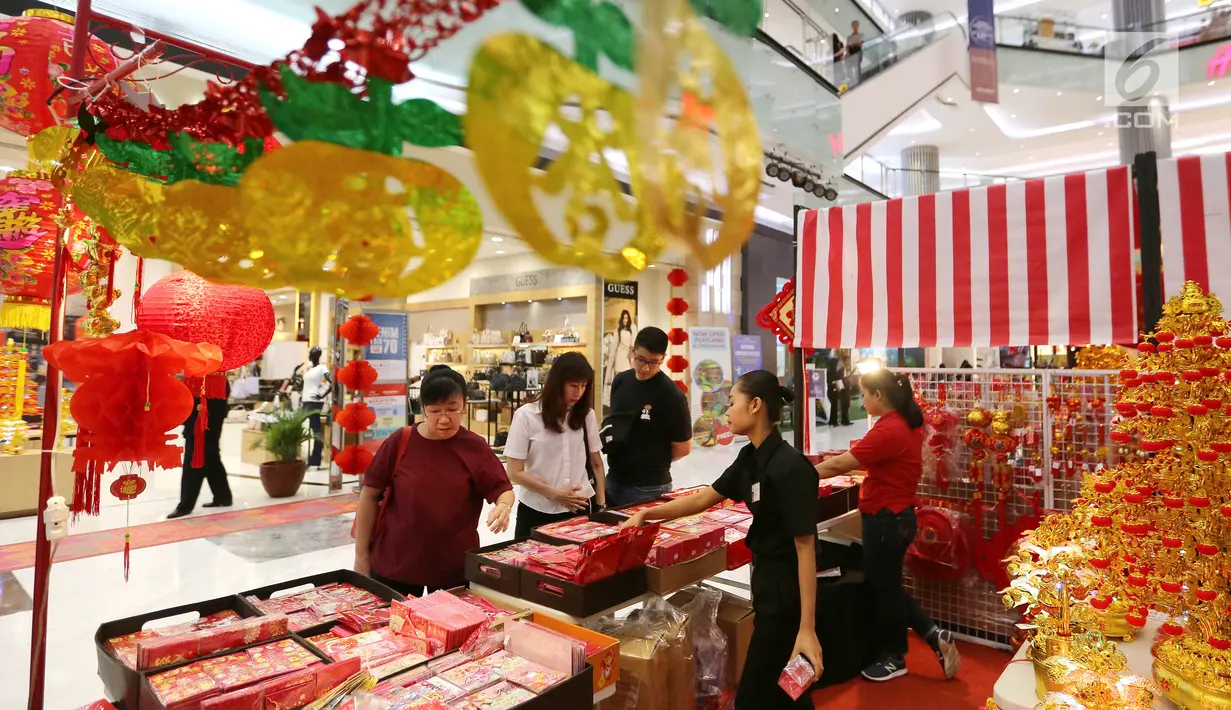 Pengunjung membeli pernak-pernik Imlek di atrium Lippo Mall Puri, Jakarta, Jumat (01/2). Aneka bazar dan kuliner memenuhi kebutuhan keluarga untuk merayakan Tahun Baru Imlek. (Liputan6.com/Fery Pradolo)