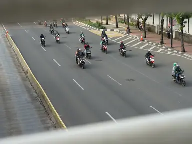 Pengendara sepeda motor melintasi Jalan MH Thamrin, Jakarta, Senin (24/5/2020). Kepala Dinas Perhubungan Provinsi DKI Jakarta Syafrin Liputo mengungkapkan kebijakan ganjil genap terhadap sepeda motor belum akan diterapkan dan hanya berlaku bagi kendaraan roda empat. (Liputan6.com/Immanuel Antonius)