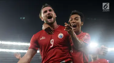 Pemain Persija, Marko Simic bersama Novri Setiawan merayakan gol ke gawang Johor Darul Takzim pada lanjutan penyisihan Grup H Piala Asia 2018 di Stadion GBK, Jakarta, Selasa (10/4). Persija menang telak 4-0. (Liputan6.com/Helmi Fithriansyah)